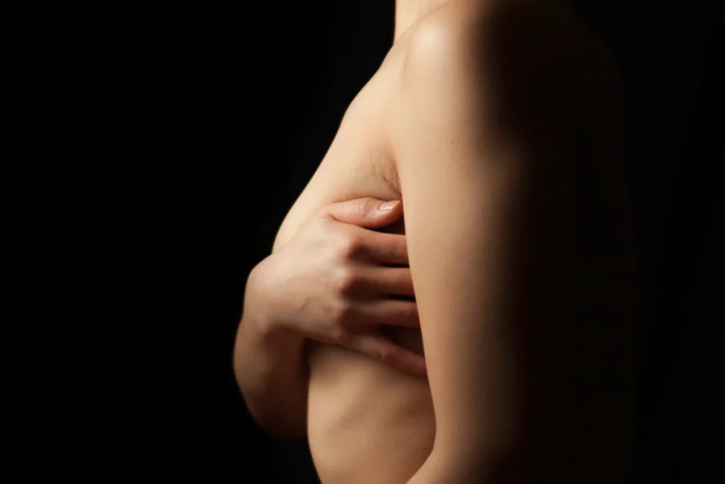 Femme cachant l'ablation d'un sein suite à une ablation pour cause de cancer