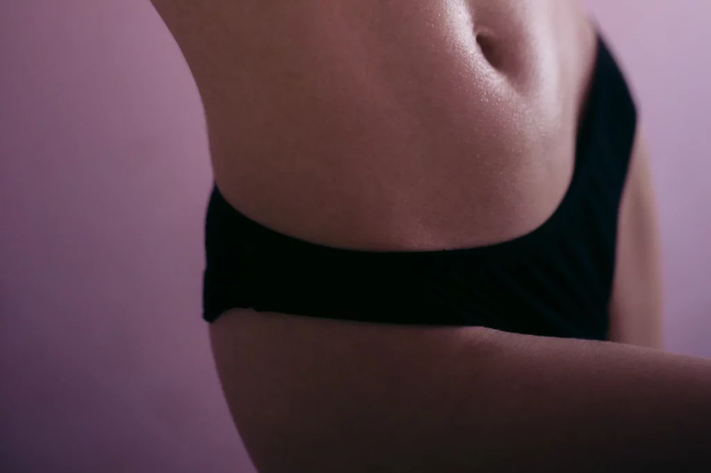 Silhouette de femme en petite culotte illustrant la chirurgie esthétique de vaginoplastie pratiquée au sein d'Anthèse Bordeaux